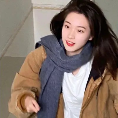 小鬼头上的女人 封面